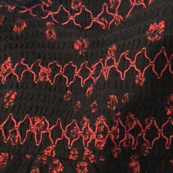 FREE PEOPLE Black Boho Tunic w Smocked Detail and Red Floral Pattern Sz Small - Picture 9 of 15